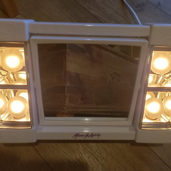 LIGHTED MAKEUP MIRROR by JERDON - FIRST CLASS - MODEL J1010 - MIRROR 6.5" x 6" - Picture 2 of 15